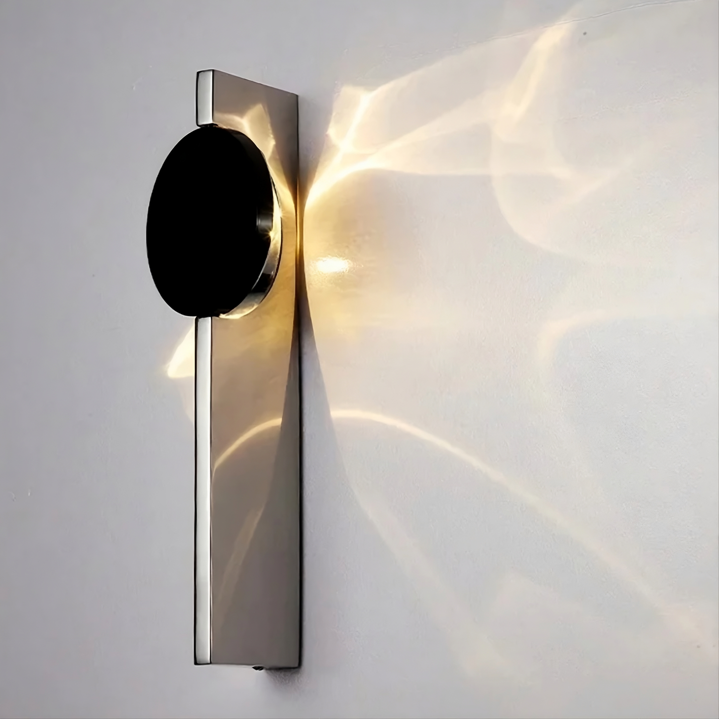 The Knavaro 360° Rotating Wall Sconce